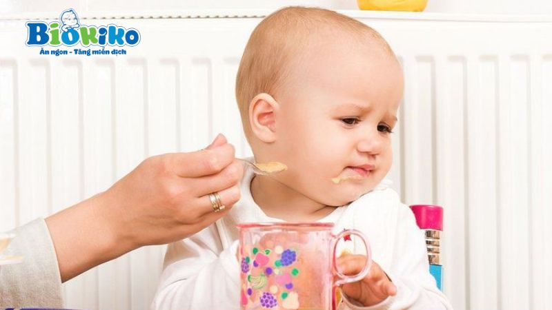biếng ăn do trẻ bị ép